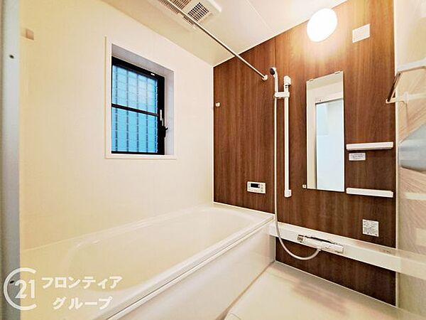 窓から差し込む光が心地よい、清潔感溢れる癒しの空間ですね！リノベーションにより刷新された設備は、毎日のバスタイムを特別なひとときにしてくれます。家族みんながリラックスできる、温かみのある雰囲気が魅力！