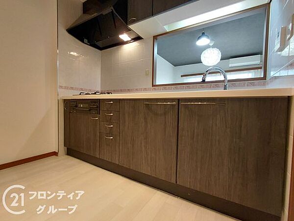 3口コンロ付きのキッチンは、調理の効率が良く、同時に多くの料理を作れる便利で機能的な空間です