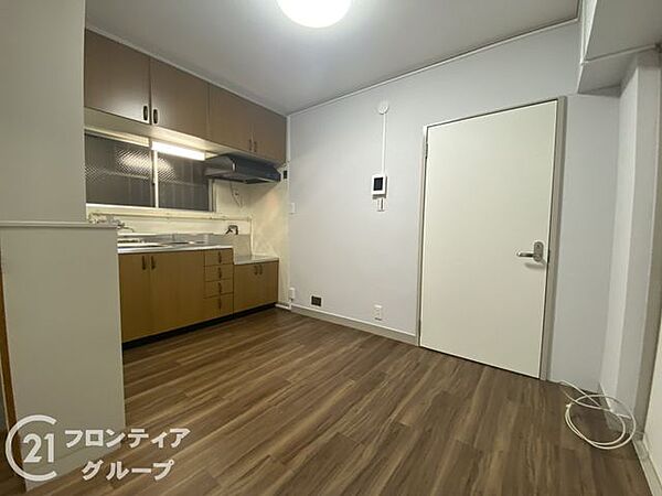 ダイニングは、家族や友人との時間を楽しむのに最適な広さです。快適な居住空間を提供します。