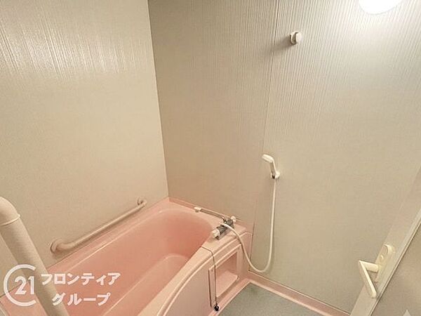 優しく柔らかな色調のバスルームは一日の疲れを癒やすのに最適なプライベート空間です。ゆったりとした浴槽に身を沈めれば心身ともにリラックスでき、明日への活力をチャージする贅沢なひとときを過ごせます