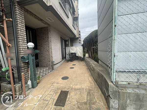 敷地内にはゆとりある駐車スペースを確保しております。お車の出し入れがスムーズに行える広さがあり、大きな荷物のお買い物帰りや雨の日でも、快適に移動ができる便利な設計です