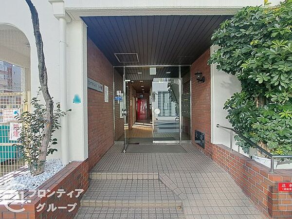 隅々まで手入れが行き届いた清潔感あふれるエントランスは、管理体制の良さが伝わってきますね！明るい雰囲気のアプローチを通るたびに、心までリフレッシュされるような清々しい気分になれます