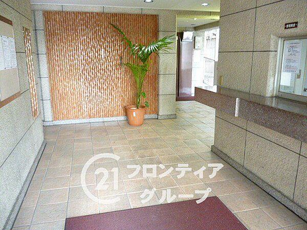 レトロなデザインが魅力のロビーで、日々の暮らしに彩りを添えます