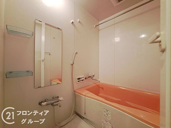 一日の疲れを優しく包み込む温かみのあるオレンジ色の浴槽が印象的です。利便性の高い都心にいながら、自宅では静寂に包まれる上質なバスタイムを過ごせます。清潔感溢れる空間で心身ともにリフレッシュできます