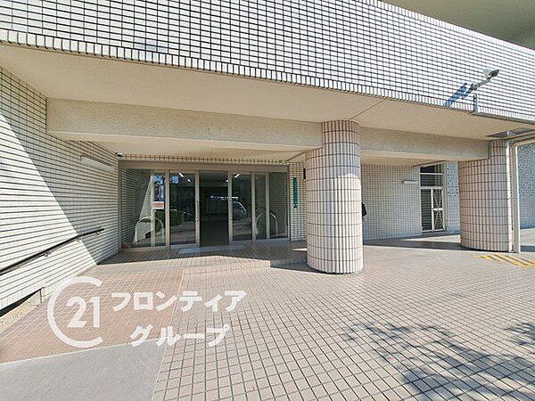 都会の喧騒を忘れさせる、静寂と気品に満ちたグランドエントランス！ステータスを感じさせる贅沢な空間が、住まう方のプライドを満たし、理想の日常をより鮮やかに演出してくれます！
