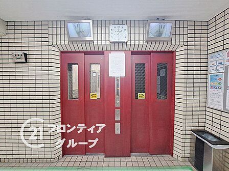 管理の行き届いた清潔感のある共有エリアは、住まう方のプライバシーと安全をしっかりと守ります。細部までこだわり抜いたモダンな意匠が、日常のさりげない移動をスマートに演出します