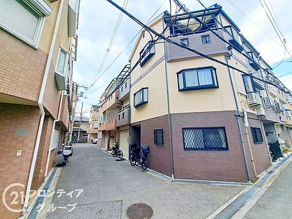 シックなブラウンと柔らかなベージュが織りなす、洗練されたデザインの外観！リノベーションのベースとしても映える、手入れの行き届いた上質な佇まい！角地がもたらす開放的な住環境で叶える理想の毎日！