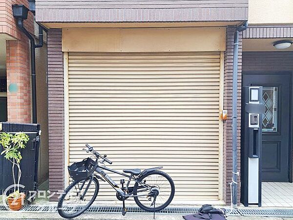 建物の一階部分にはシャッター付きのガレージスペースが完備されています。大切なお車や自転車を雨風から守れるだけでなく、防犯面でも安心感のある設計となっており、多目的な趣味の空間としても活用できます