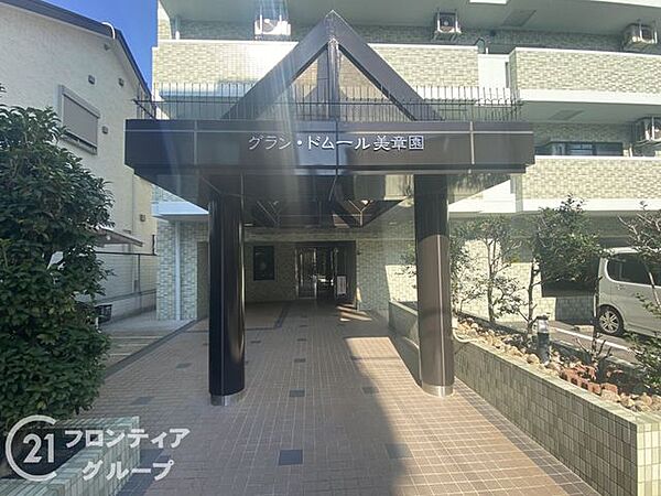 マンションのエントランスは、住まう方々を迎える洗練された空間です。日常の出入りを快適にするための工夫がされています。