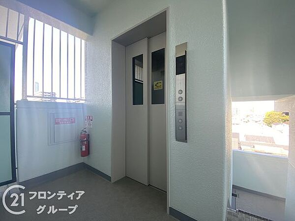 エレベーターホールは、住民の皆様が快適に移動できるよう設計されています。広々としたスペースは、混雑時でもスムーズな乗降を可能にします。