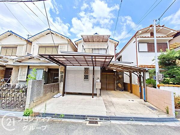 豊かな陽光が降り注ぐ、開放感たっぷりの南向きの住まい！周辺環境との調和も取れた端正なフォルムで、家族の帰りを優しく迎えてくれる安心感に満ちたお家！