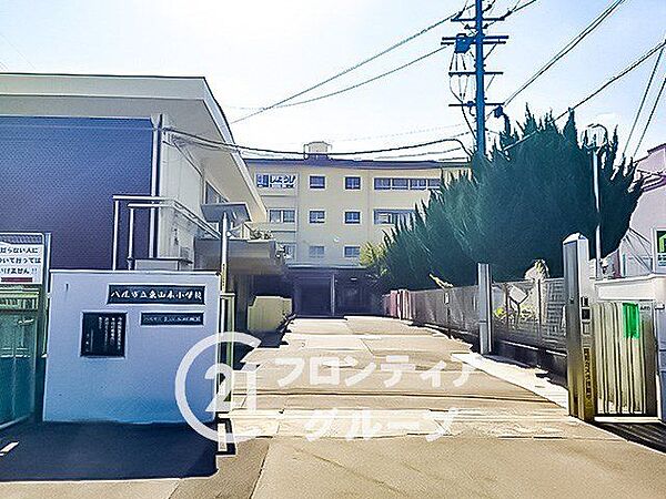 八尾市立東山本小学校 徒歩8分。 610m