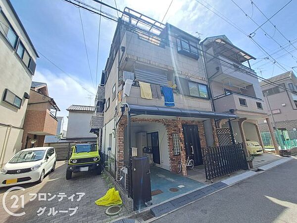 2方開いており、採光、風通し良好です。2か所あるバルコニーが光をたっぷり取り込みます。