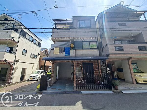 スーパー・コンビニも近く生活至便な立地です。近くには公園があり緑豊かな街並みです。