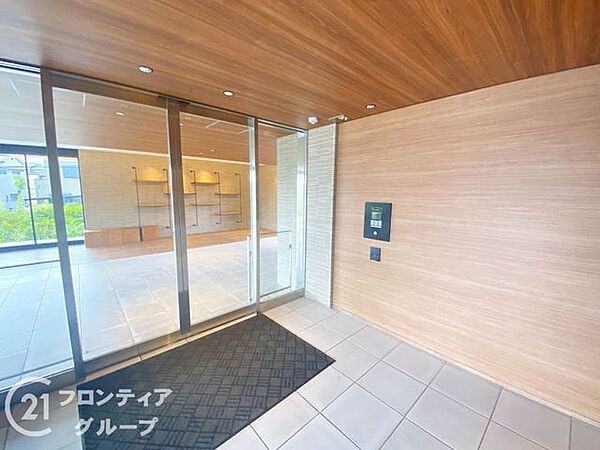 木目調の天井が温かみを感じさせるエントランスは、住まう人を優しく迎え入れる寛ぎの空間です。オートロック完備でセキュリティ面も配慮されており、日々の安心をしっかりとサポートします