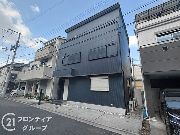 交通量が少なく落ち着いた前面道路は、小さなお子様がいるご家庭でも安心してお過ごしいただけます。静かな住環境が守られており、窓を開けてリラックスした時間を過ごせるのも、この家ならではの魅力です
