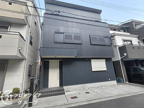 建物に隣接した使い勝手の良いカースペースが確保されています。荷物が多い日のお買い物帰りも、玄関までの距離が近いためスムーズに移動できて便利です。愛車を身近に感じられる安心のレイアウトです