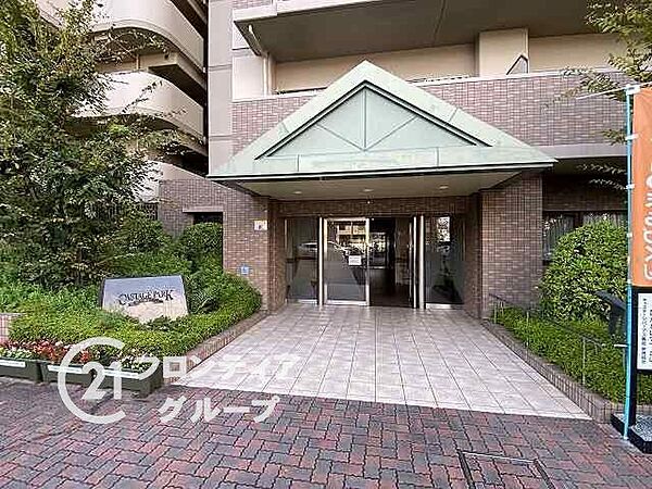 緑の植栽に彩られた格調高いエントランスアプローチです。住む人を優しく迎え入れる広々とした空間は、日々の忙しさを忘れさせてくれるような落ち着きがあります。
