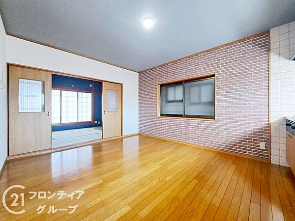 明るい光に包まれる 家族団らんの中心となるリビング！ 壁紙の張り替えやフローリングのコーティングなど 少しの手入れでさらに輝きを増すポテンシャル リノベーションで自分たちだけの理想の暮らし！