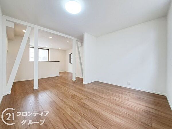リビングは、家族や友人との時間を楽しむのに最適な広さです。快適な居住空間を提供します。