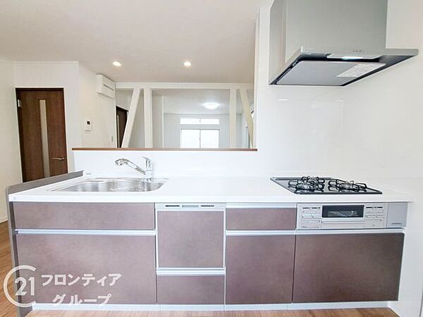 3口コンロ付きのキッチンは、調理の効率が良く、同時に多くの料理を作れる便利で機能的な空間です