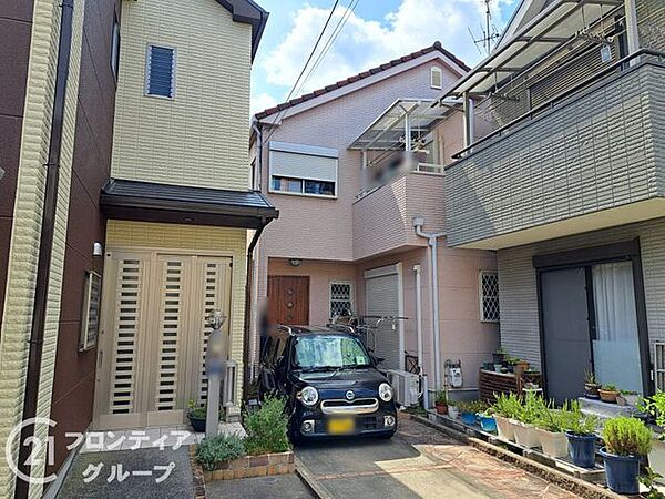 家族やゲストを優しく迎え入れる玄関は、シンプルながらも機能性に優れた設計です。使い勝手の良いスペースが確保されており、毎日のお出かけや帰宅の時間をスムーズかつ快適にサポートします
