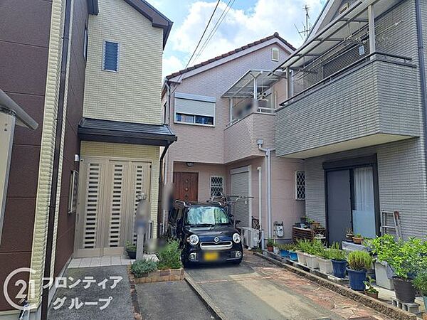 都会的で洗練されたデザインが目を引く自慢の我が家！メンテナンスの行き届いた清潔感溢れる外観は、新しい家族の門出にふさわしい輝きを放っています！毎日帰るのが楽しみになる理想的な佇まい！