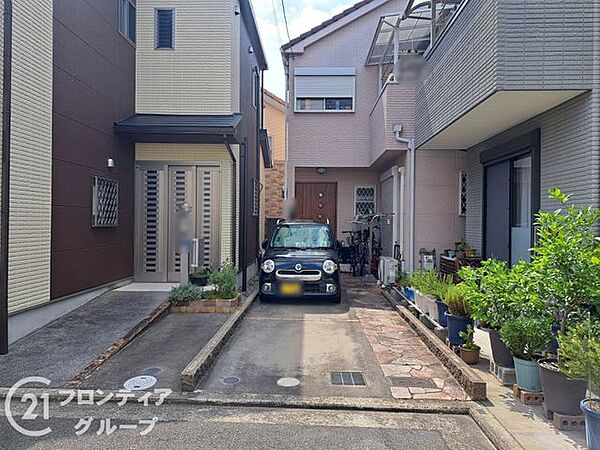 敷地内には大切なお車を停めておける駐車スペースが確保されています。玄関との距離も近く、お買い物帰りやお子様を連れての移動もスムーズに行える実用的な配置が日々の暮らしにゆとりをもたらします