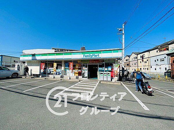 ファミリーマート鴻池店 徒歩5分。 400m