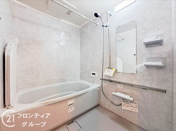 一日の疲れを優しく癒してくれる、落ち着いた雰囲気のバスルームです。機能性に優れた広々とした浴槽でゆったりとお湯に浸かれば、心身ともにリフレッシュできる至福のひとときを過ごせます