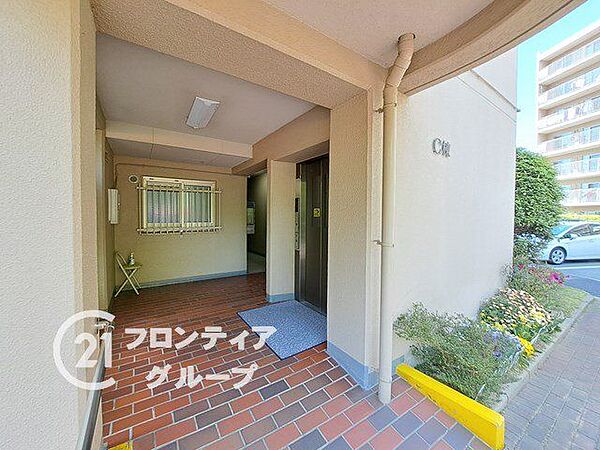 清潔感あふれる広々としたエントランスは住まう方の品格を物語る美しいデザインですね！豊かな緑に癒やされながら、お部屋へと続くゆとりあるアプローチが日々の暮らしに心地よいリズムを運んでくれますね！