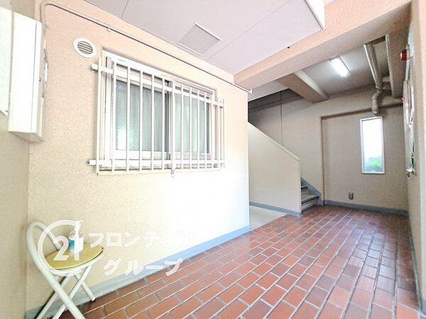 建物内へ足を踏み入れると外光が差し込む明るい空間が広がります 掃除の行き届いたタイル床が美しく、プレミアムな住まいならではの細部まで配慮された清潔感あふれるホールが毎日の快適さを支えます