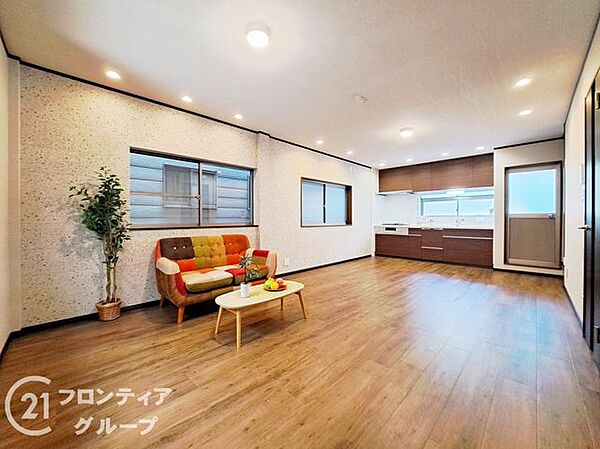ぬくもりある木の質感が心地よい開放感に満ちたリビングです　大きな窓から明るい陽光が差し込み、家族が集まる中心にふさわしい穏やかで暖かな空気が部屋全体を優しく包み込みます