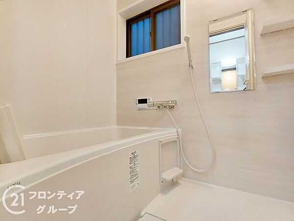 明るく開放的な窓が設置された、清潔感あふれる癒やしのバスルーム！換気もしやすくカビの心配が少ないのも魅力で、毎日のお掃除が楽になる工夫が凝らされた快適なプライベート空間！