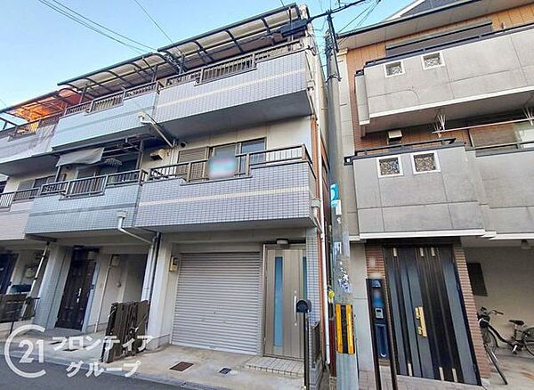 どこか懐かしさを感じる温かみのある外観ですね！周辺は静かな住宅街で、新しい生活を穏やかにスタートさせるのにぴったりの環境ですよ。この雰囲気の中で自分たちらしい暮らしを育んでいけそうですね！