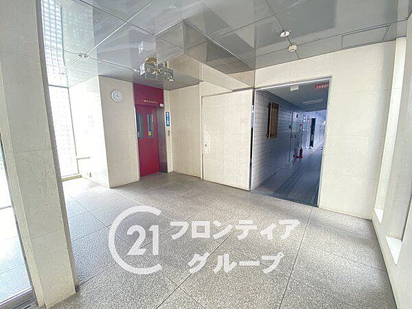 洗練されたインテリアが配置されたロビーは、待ち合わせやちょっとした休憩にも最適です。落ち着いた雰囲気が漂う空間で、コンシェルジュが寄り添うような安心と安らぎを感じられます