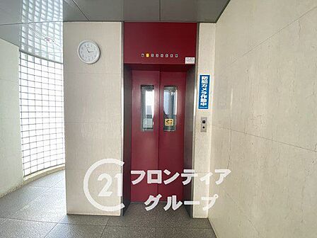 管理が行き届いた清潔感のある共用ホールです。鮮やかな差し色が印象的なエレベーターホールは、機能性とデザイン性が両立されており、日々の移動をスムーズかつ快適にサポートしてくれます