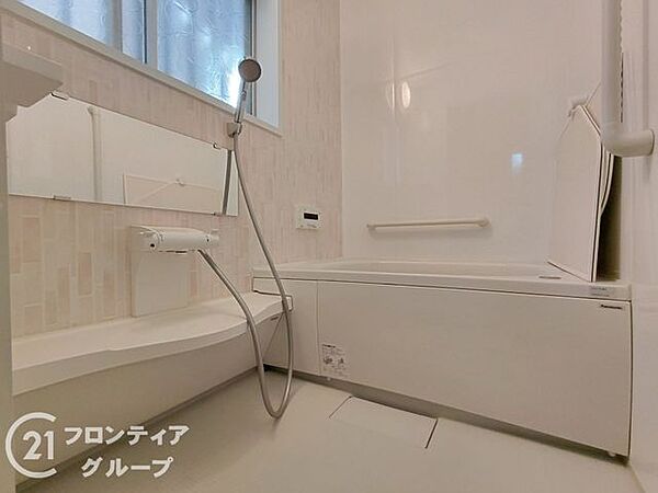 窓からの自然光がたっぷりと差し込む、清潔感溢れるバスタイムを演出！カビ対策にも有効な窓付きの浴室は、お手入れのしやすさと快適さを両立させた、まさに家族全員が喜ぶ癒しのスポット！