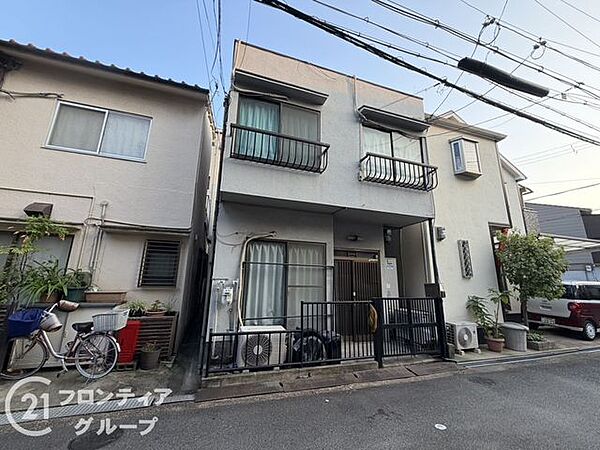 現在は建物がありますが、更地になった際の開放感を想像すると夢が広がります。土地の広さや周辺の陽当たり具合を直接確認できるのは、現況ならではのメリットですね。新しい家での快適な毎日を丁寧にご提案します