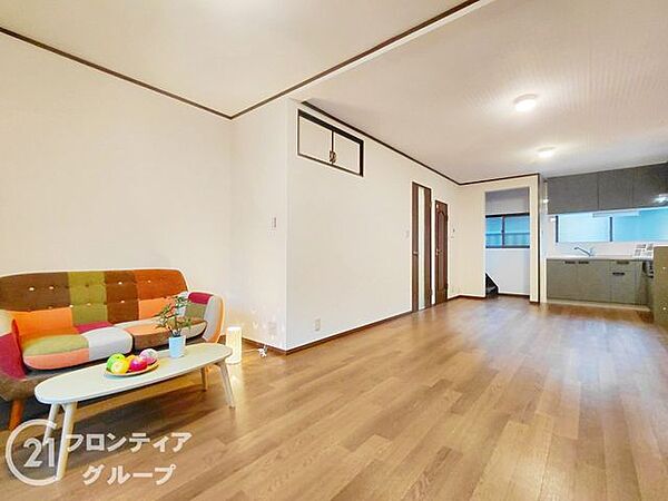 リビングは、家族や友人との時間を楽しむのに最適な広さです。快適な居住空間を提供します。