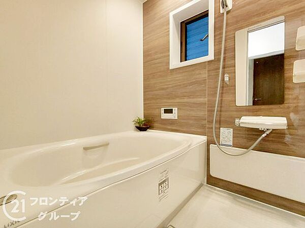 バスタブ付きで、ゆったりとお風呂に浸かり、疲れた体を癒せる贅沢な空間です。窓があるのでこまめに換気ができ、清潔感を保てます。リラックスタイムをより豊かにする素敵な選択です。