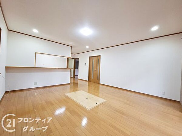 開放感溢れるリビングは大きな窓から自然光がたっぷりと入り込み、家族団らんの時間を優しく包み込みます。シンプルな内装はどんな家具とも相性が良く、自分好みのインテリアで素敵な空間を演出できます