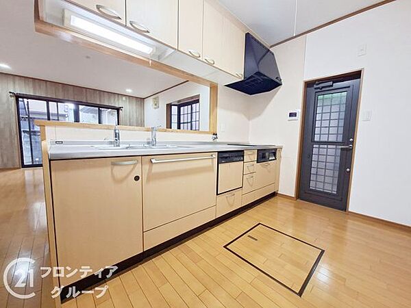 木目調の優しい風合いが素敵なキッチンですね！窓から差し込む光が手元を明るく照らし、朝の準備も気持ちよく進みそうです。収納もたっぷりで、お気に入りの食器や調理器具を並べるのが楽しみになりますね！