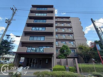 外観：都会の喧騒を忘れさせてくれるような落ち着きとステータスを感じさせる佇まいは、帰宅するたびに誇らしい気持ちにさせてくれる、重厚感あふれるタイル貼りの洗練された外観デザインです