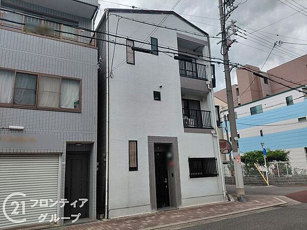 都会的なセンスが光る洗練されたフォルム！リノベーションのベースとしても魅力的な、しっかりとした造りの建物です。手入れの良さが一目でわかる、自信を持っておすすめできる中古戸建の佇まい！
