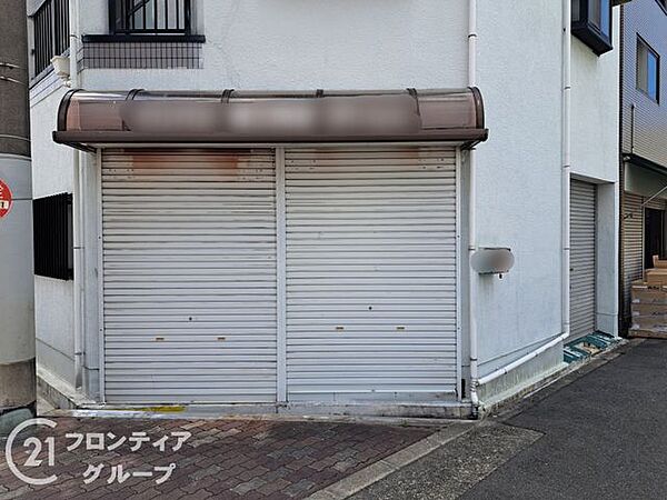 大切な愛車を雨風から守るシャッター付きのガレージです。防犯面でも安心感があり、趣味の道具を置くスペースとしても活用できそうですね。ゆとりのある広さで、毎日の出し入れもスムーズに行えます