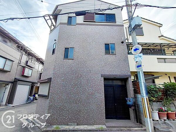 毎日のいってきますとただいまがもっと楽しみになるような素敵な入り口ですね！日差しが柔らかく差し込む明るい雰囲気で、家族の笑顔が自然と増えていくような予感がしますね！