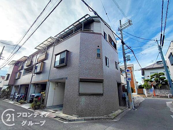 スタイリッシュでありながら温かみも感じる素敵な外観ですね！一歩外に出ればお散歩も楽しくなりそうな穏やかな周辺環境も毎日の暮らしに彩りを添えてくれますね！