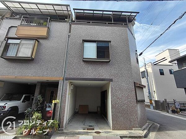 建物一体型の駐車場で愛車をしっかりガード！外部の視線を気にせず作業に没頭できるスペースとしても重宝する、暮らしの利便性を高めつつアクティブな毎日をサポートしてくれる頼もしい設備！