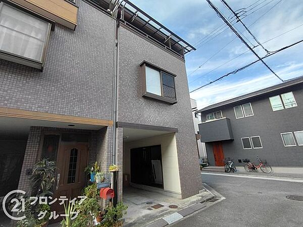 はじめてのマイホーム購入は、わからないことだらけで当然です。資金計画から物件選びまで、順を追ってスタッフが一緒に考えていきます